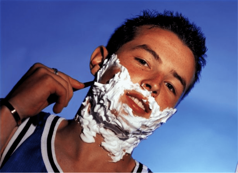 nerabeak bizarra egiten du eta zakila handitzeaz pentsatzen du